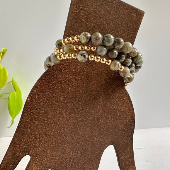 Natural Green Tourmaline & Gold Tone Bead Memory Wire Bracelet Adjustable Style - Picture 5 of 10